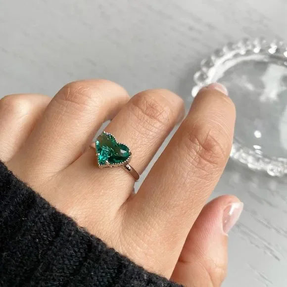 Emerald Heart Statement Silver Ring - Picture 3 of 3